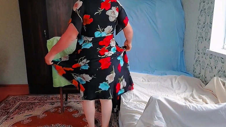 Kitty_Cross: Hermosa travesti sosteniendo juguetonamente un globo en forma de corazón