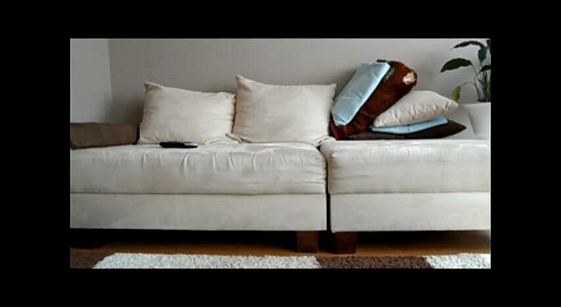 Foot Girls: Malas menjuntai di sofa