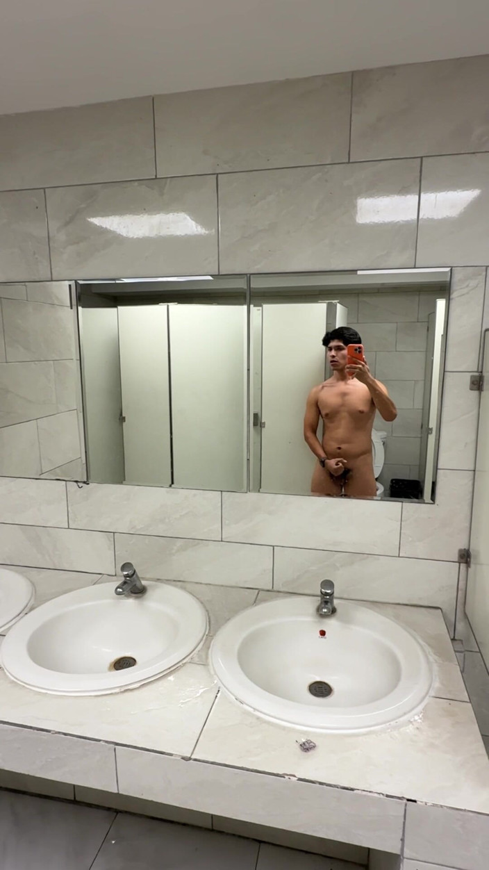 joanraay: Si masturba in un bagno