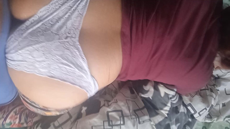 Eatrella j: Un couple latina baise à travers sa culotte