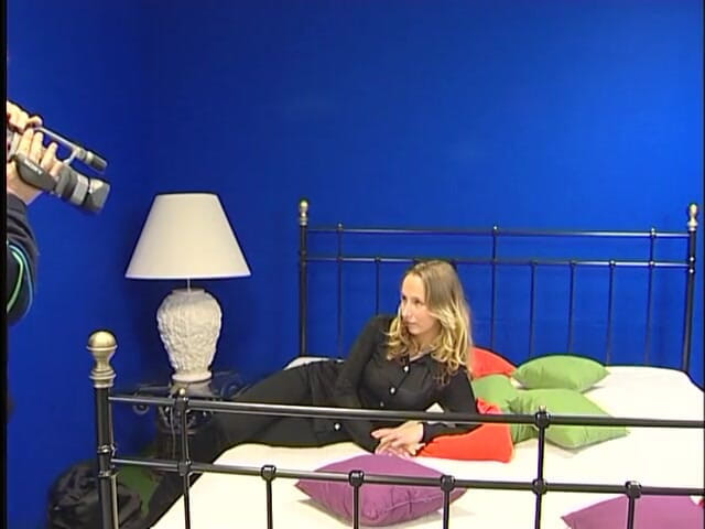 Dirty Teeny: Sexy blonďatá teenagerka saje ptáka staršího chlapa na castingu