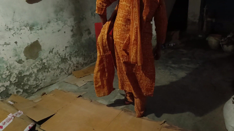 Nirman: Une bhabhi à gros cul se change et un garçon regarde