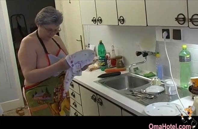 Old Nanny: Oma Hotel-Gerlinde、古いフラットレディと毛むくじゃらの女のキュウリのおもちゃ