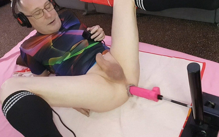 Mike Essex: Cewek sange ini lagi asik masturbasi pakai dildo dan dientot...