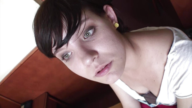 Deutsche XXX Filme: 短い髪のドイツの女の子を喜ばせる彼女の剃毛陰部と彼女のガラス玩具