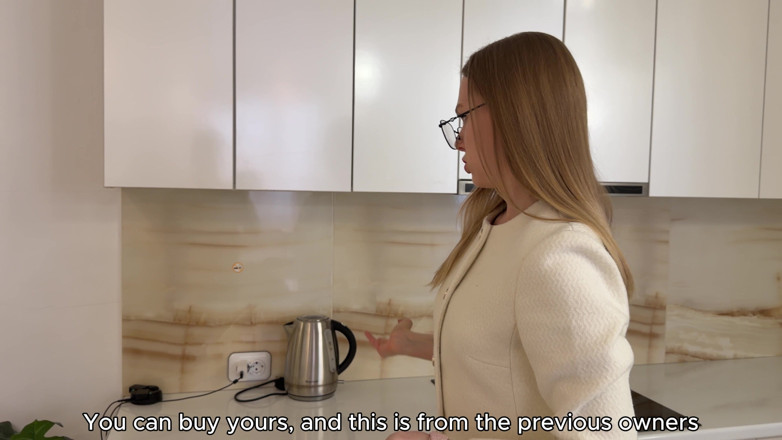 Arisha Mills: Mă culc cu un agent imobiliar căsătorit în fiecare colț al...