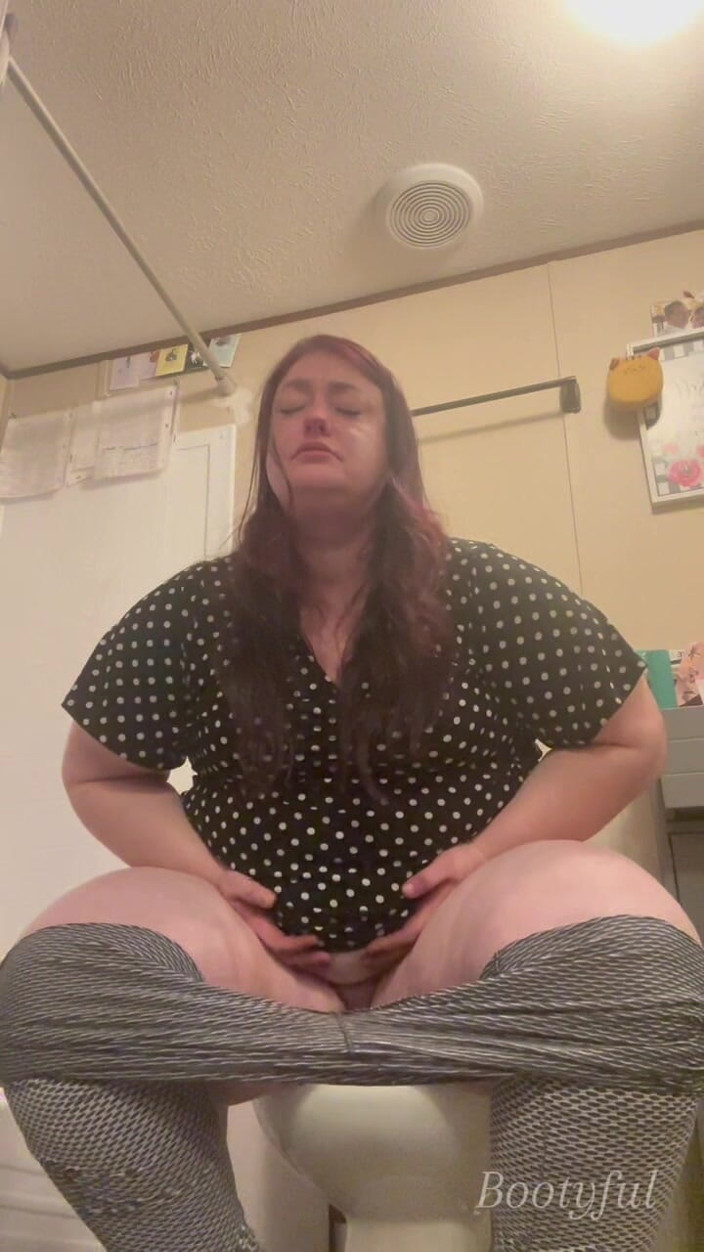 BellaBlast: PAWG BBW Verstopfen die Toilette, weil sie alles stundenlang hält:...