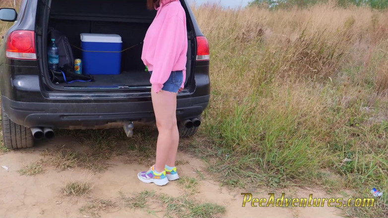 Pee Adventures: Hipster meisje rookt en plast in haar korte spijkerbroek