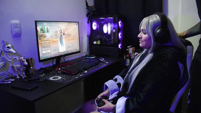 Ary Abdul: La ragazza gamer viene scopata mentre gioca a fortnite