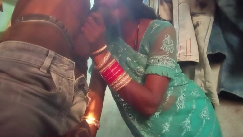 Desi kutiya: Bhabhi desi memberikan blowjob selepas kembali parti
