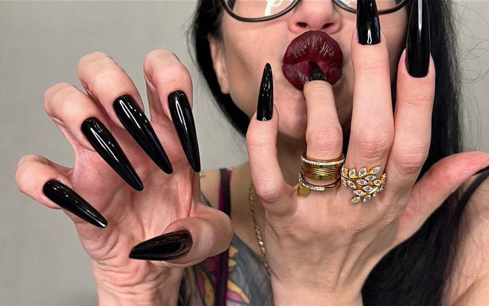 Julia domaina: Vénération des ongles noirs longs, griffes acérées, doigts et mains...