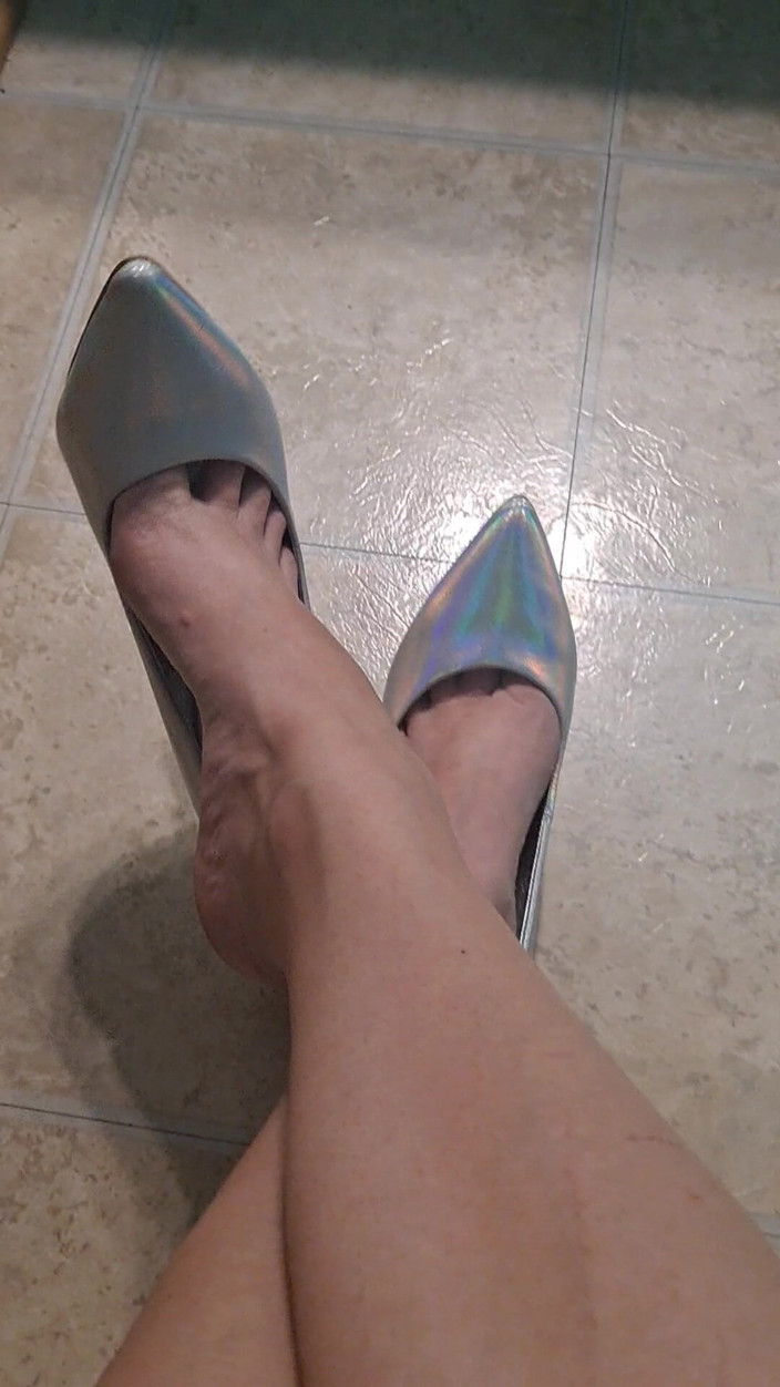 Naughty alchemy: Zwisające buty stiletto