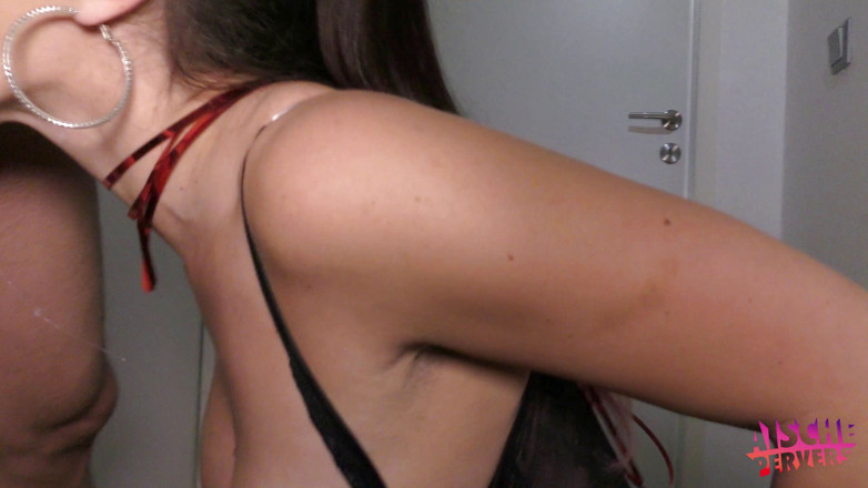 Aische Pervers: Une femme au foyer excitée attend avec impatience la bite...