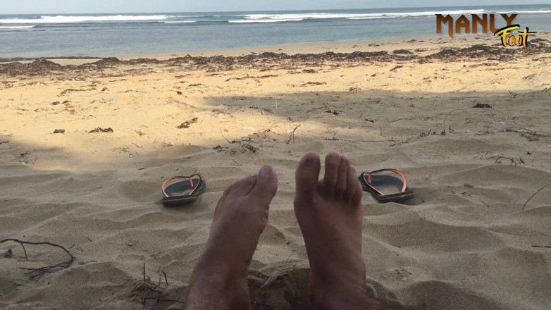 Manlyfoot: Spessa sborra bianca - spiaggia nudista - sborra piedi serie calzini - manlyfoot...