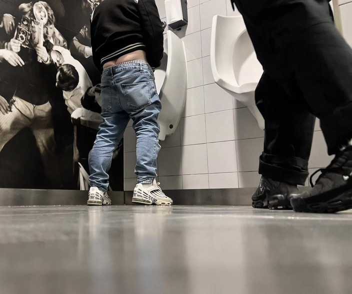 AmateurBoysPissing: O zi la Toaletele publice din centrul comercial