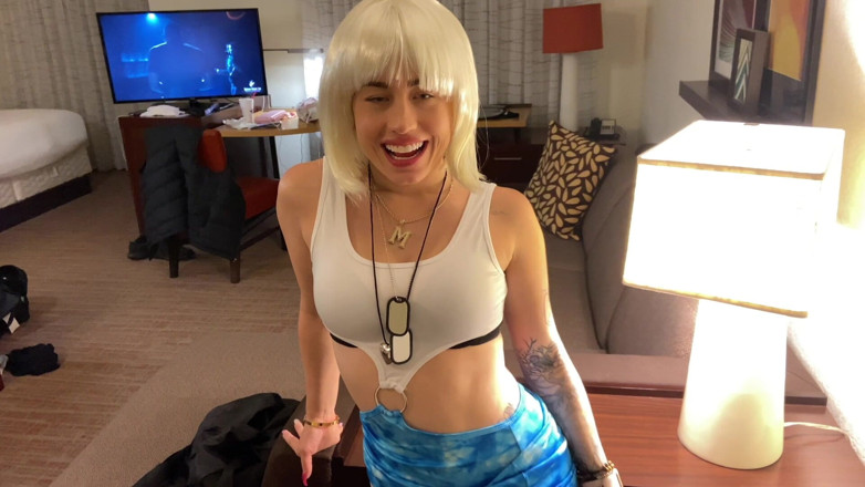 Pearlcockguy: Honeybunnyba, jolie femme, embauche pour sucer