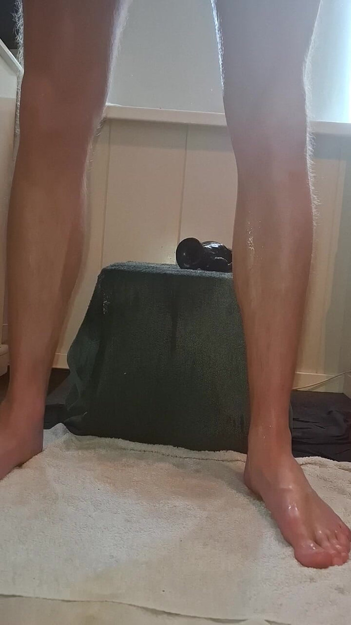 NoFace Twink X: Ragazzo senza faccia x cavalcando un dildo multiplo