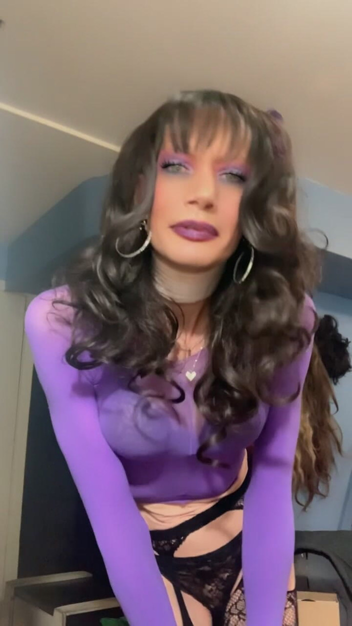 Lisa Luvly: Průhledný fialový top s fialovými punčochami