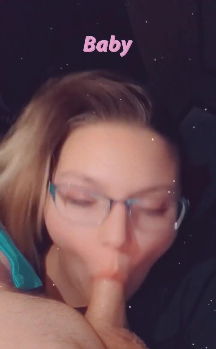Funhousewife69: Chupando su polla mientras trabaja, tengo que chupar y trabajar