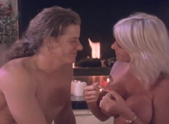 Hooters Entertainment: Verleidelijke blonde milf vindt het heerlijk om in haar beide...
