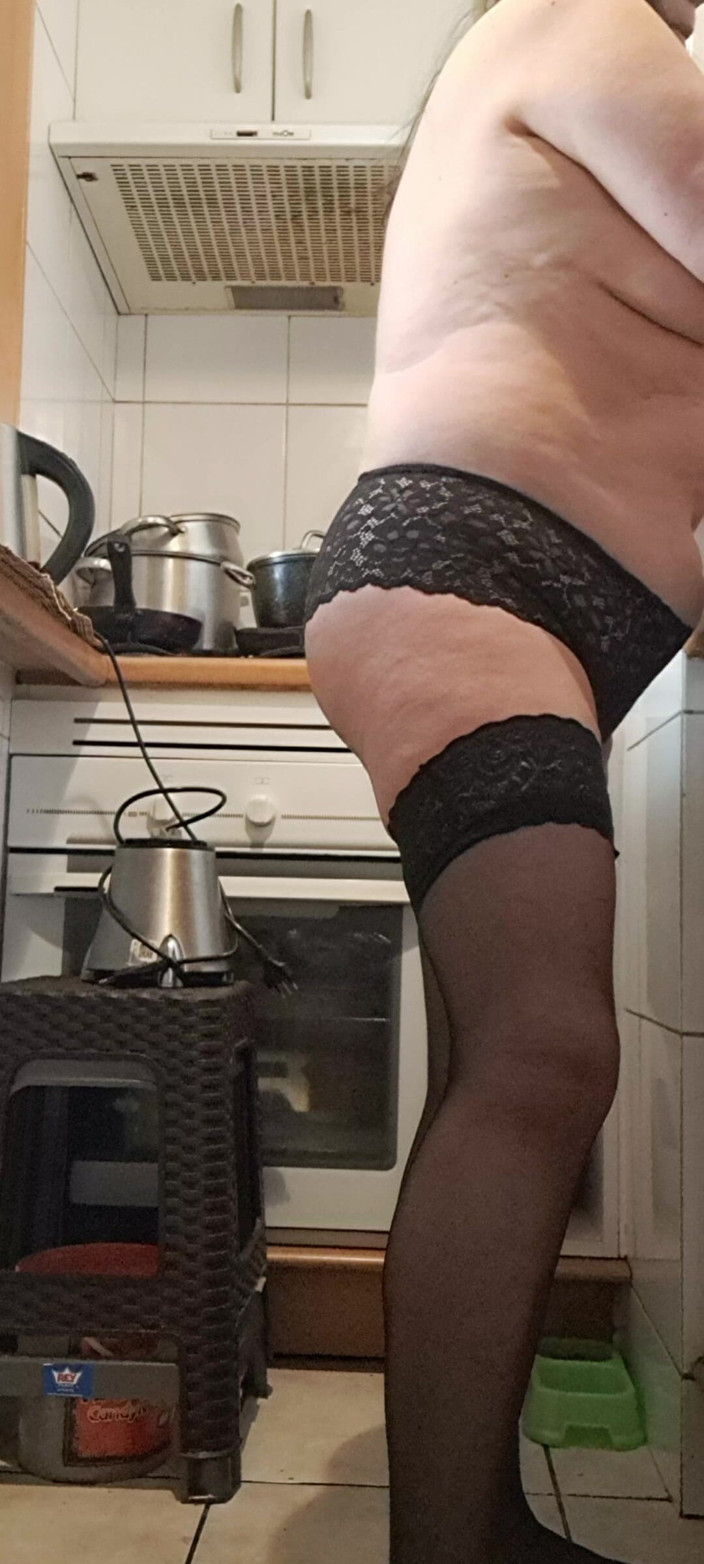 Mommy big hairy pussy: Ibu tiri dengan stoking ketat dan celana dalam di dapur