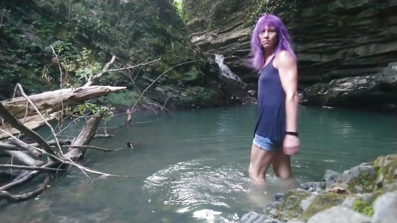 Alexa Cosmic: Alexa Cosmic Transgirl nage à une cascade en chemise et t-shirt...