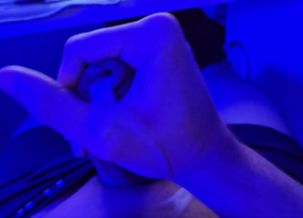 Lkdick8: Éjaculation dans la lumière bleue