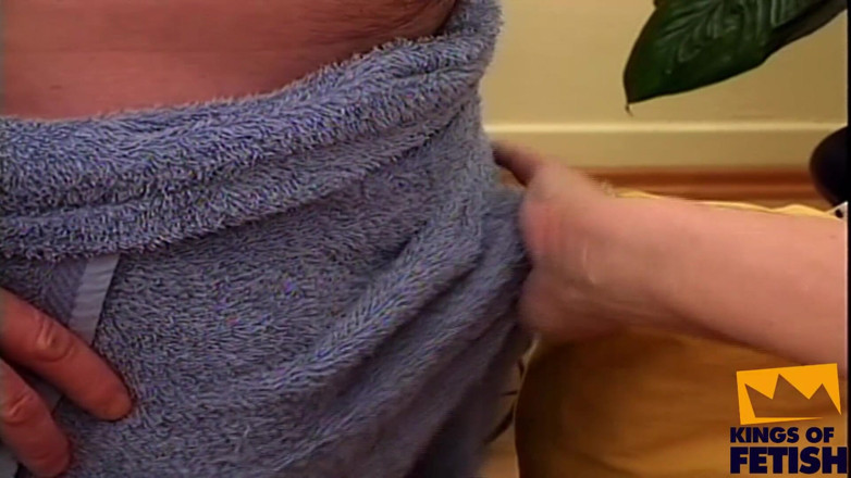 Fixed on Mature: La nonna con i capelli corti infila un giocattolo nella...