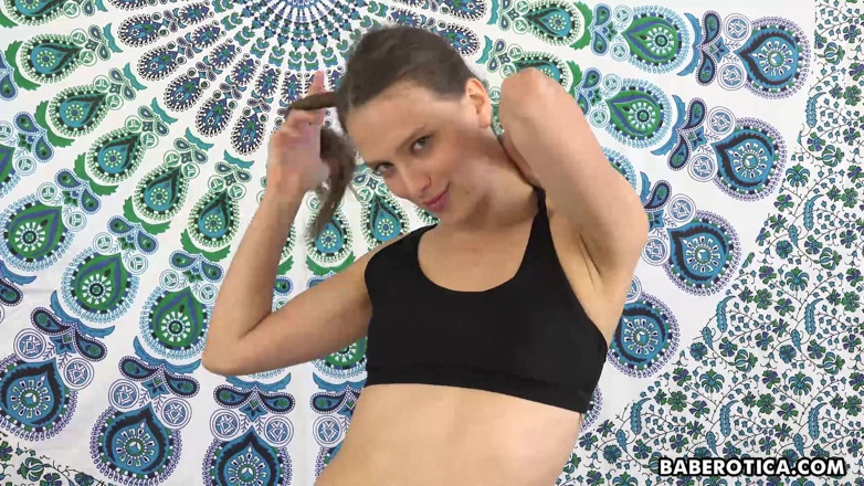 Baberotica: Izzy lush si cewek imut lagi asik fingering memeknya pakai...