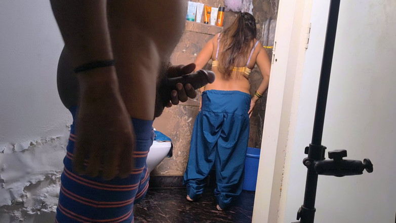 Kajal_pro: Une tatie indienne cougar se fait sucer et baiser