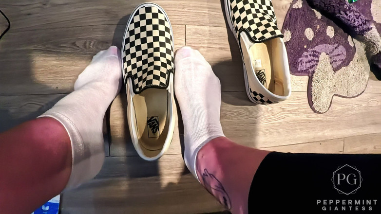 Peppermint Giantess: 작은 POV : 신발 묶인 작은 양말, 냄새, 단독 분쇄 및 삼키기 전체 거인 치료를 가져옵니다