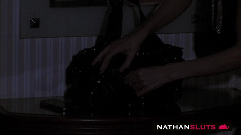 Nathansluts: La puttana magra aliz si fa riempire i buchi da...