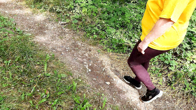 Bouncy Tits Action: Oben-ohne-wandern - hartes tittenklatschen - abspritzen