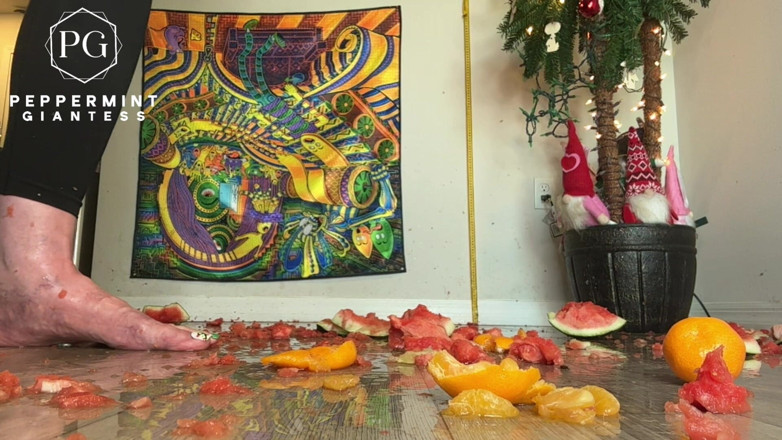 Peppermint Giantess: 67 taille de géante 16 pieds slo-mo écrasent des oranges au ralenti...