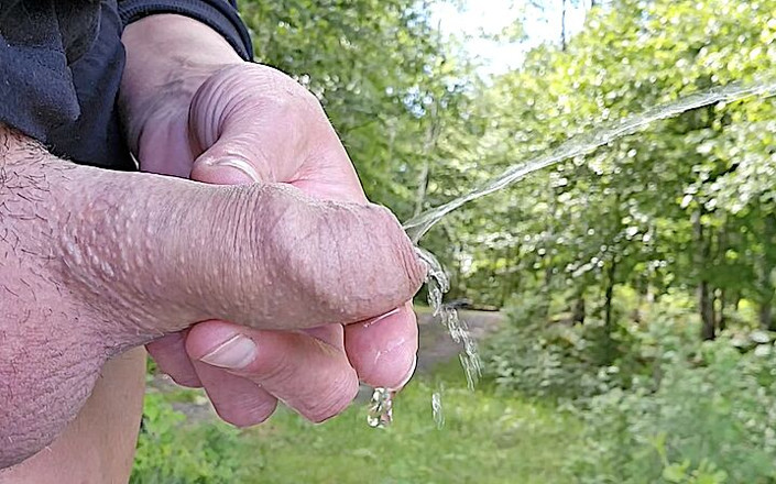 Aqua Pola: おしっこをして手を濡らしたり、包皮で遊んだりするときに彼のペニスを保持するのが好きです