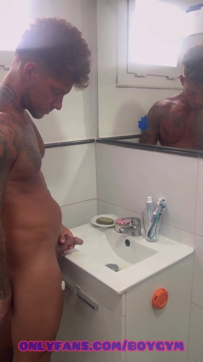 BoyGym: Pișare în baia mea, vrei să o ai?