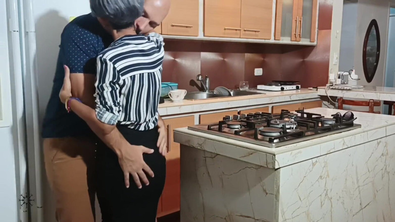 Swingersamateur40: Üvey erkek kardeşimle keyifli bir anın tadını çıkarıyorum - İspanyolca porno