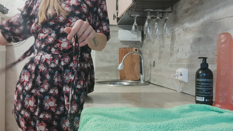 Lizaveta: Jeune et excitée. Une maman très sexy s’ennuie toute seule à...