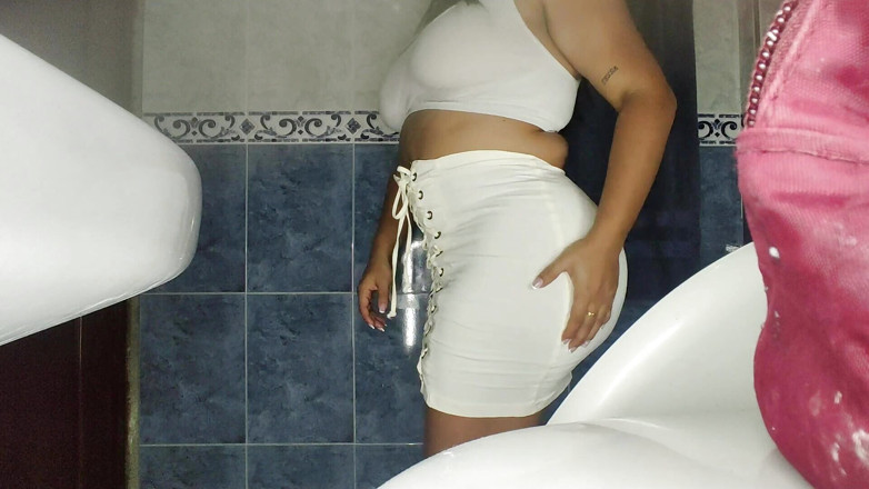 SENSESEX: Enorme culo bella donna beccata a pissing nel bagno pubblico
