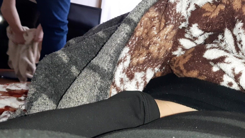 Lesbian-illusion: În timp ce mama mea vitregă curăță apartamentul, o urmăresc și...