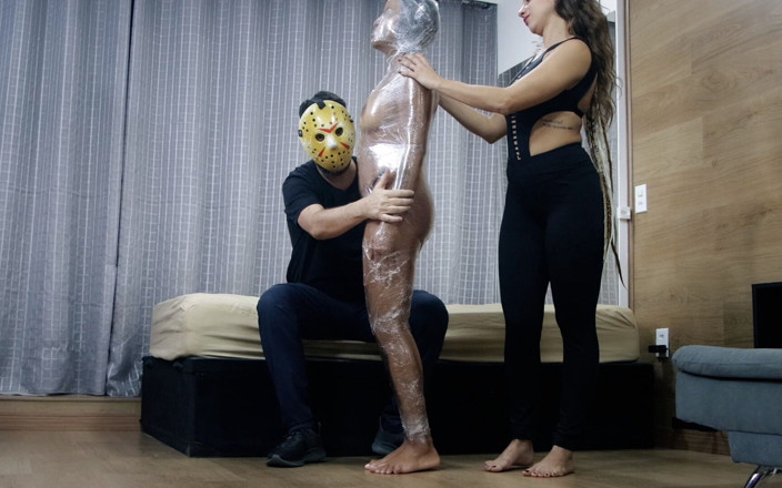 MAF fetish studio: Luana momifiée avec du film plastique