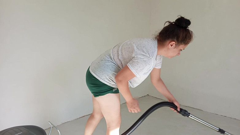 fartingclub01: PAWG flicka dammsuger i huset