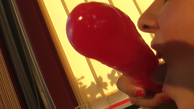 German sex office: La segretaria Salma si gode la masturbazione spudorata in ufficio!