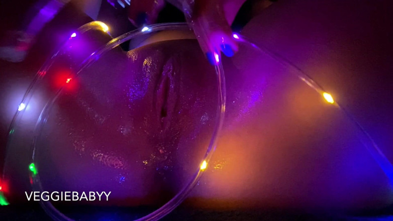 Veggiebabyy: Kunstzinnig, olieachtig, stringlicht poesje wrijven