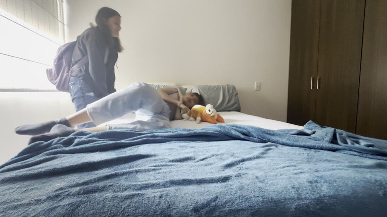 scarlettandc: Mi mejor amigo me enseña a chupar el coño y...