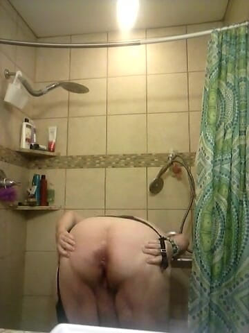BBW nurse Vicki adventures with friends: バスルームでのSSBBWストリッピング