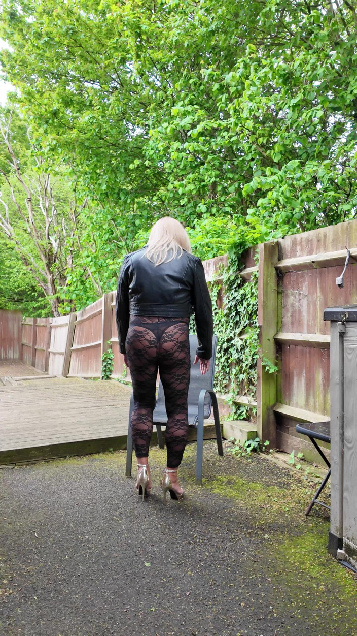 Kellycd2022: Transvestã¤t kellycd202 in schwarzer Lederjacke und Lace Catsuit und High...