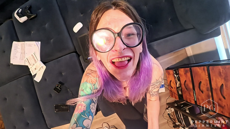 Peppermint Giantess: Tiny POV : La minuscule fille attachée aux chaussures se fait...