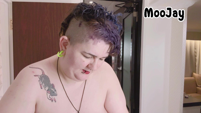 Moo Jay: Morendo i miei capelli e anni con le mie tette...