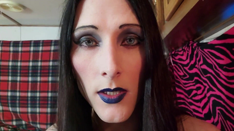 Ivyrose499: Sexy gothy trans sousedka vás zve a pak tě přiměje šukat
